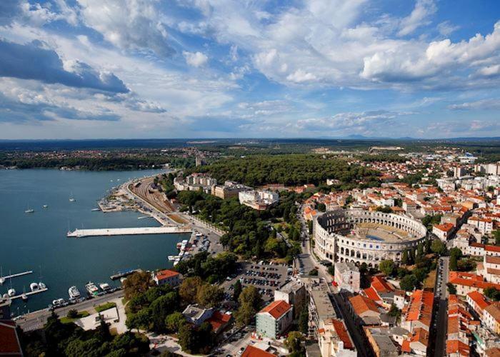 Lori Daire Pula Dış mekan fotoğraf